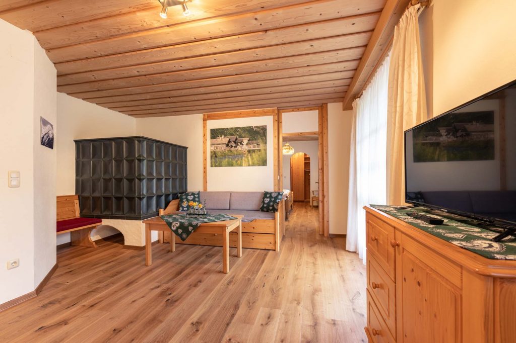 Der Kachelofen im Appartement Süd sorgt für angenehme wärme in Ihrem Winterurlaub im Luxury Biochalet Charles in Kärnten.