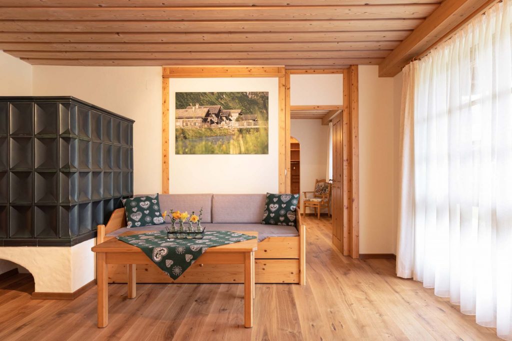 Der Kachelofen im Appartement Süd sorgt für angenehme wärme in Ihrem Winterurlaub im Luxury Biochalet Charles in Kärnten.